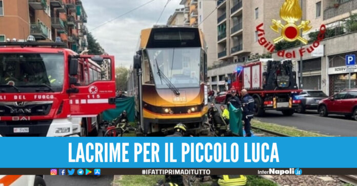 Investito e ucciso dal tram mentre andava a scuola, il 14enne Luca muore sul colpo