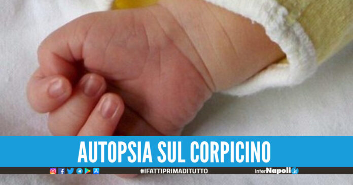 Neonata trovata morta nel letto, aveva dormito nel letto con i genitori indagati il padre e la madre