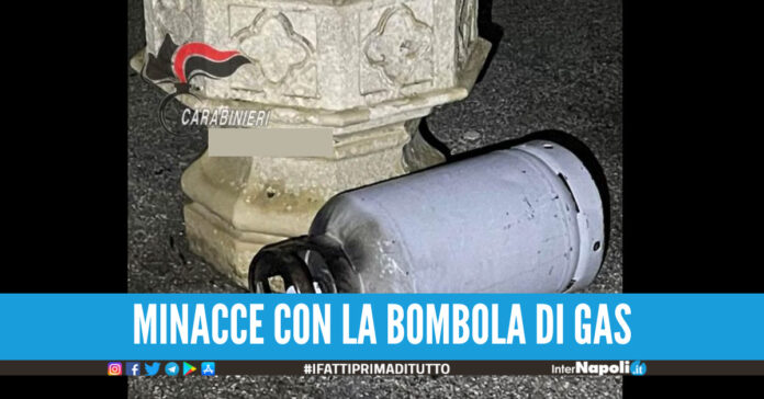 Terrore ad Afragola, litiga col vicino per il parcheggio e lo minaccia Ti lancio la bombola di gas dalla finestra