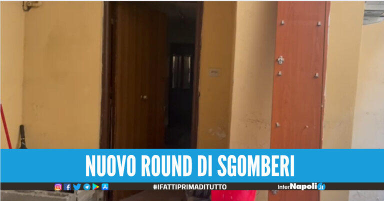 Tensioni a Pizzofalcone, gli sgomberati occupano il cortile della chiesa: “Ora dateci una casa”