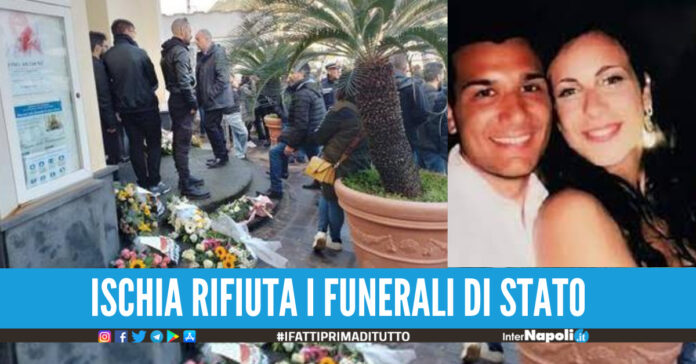 Casamicciola, addio silenzioso ai fidanzati uccisi dalla frana fiori bianchi e lacrime per Eleonora e Salvatore