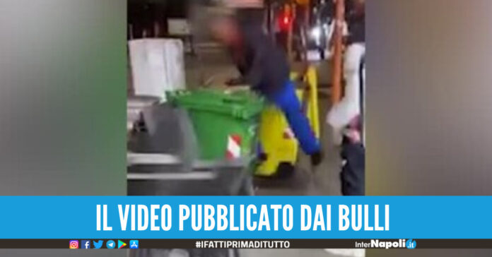 Napoli. Costretto ad entrare nel cassonetto dei rifiuti, il video vergognoso fa il giro dei social