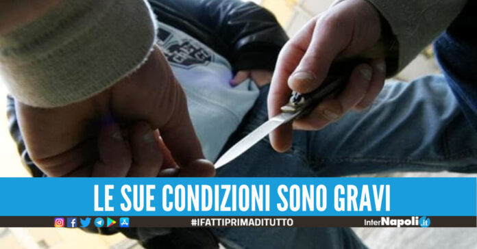 Un 28enne è stato ritrovato, dopo aver subito numerose coltellate durante un'aggressione, dai carabinieri che subito l'hanno soccorso