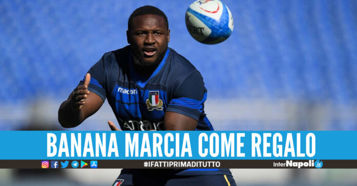 Cherif Traorè riceve come regalo di Natale dai suoi compagni di squadra una banana marcia.