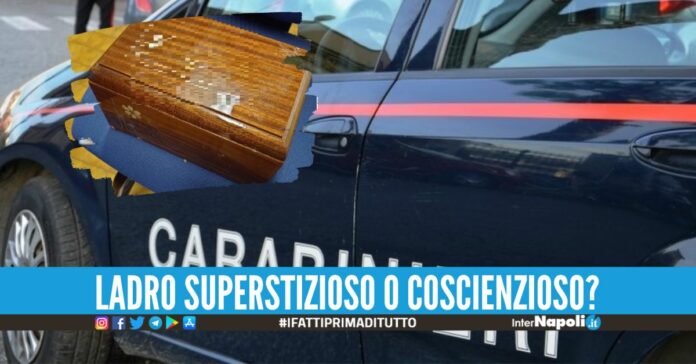 Ruba un'urna con le ceneri del defunto a Giugliano, restituisce tutto in chiesa.  Le ceneri di un uomo passato a miglior vita nel 2017 erano