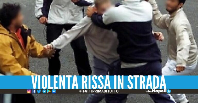 Rissa tra bande a Napoli, 4 minorenni accoltellati in piazza