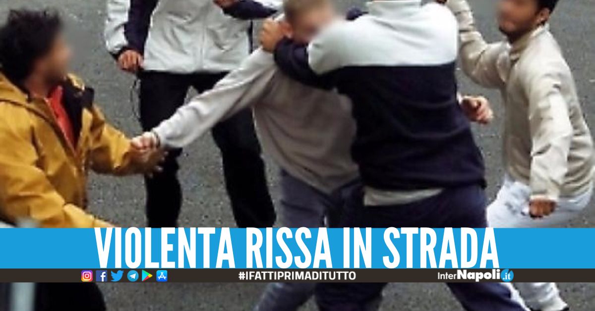 Rissa tra gruppi a Napoli, 4 minorenni accoltellati in piazza