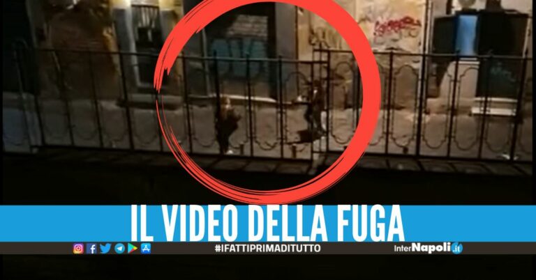 Due ragazze in fuga dopo il tentato scippo, paura in strada a Napoli