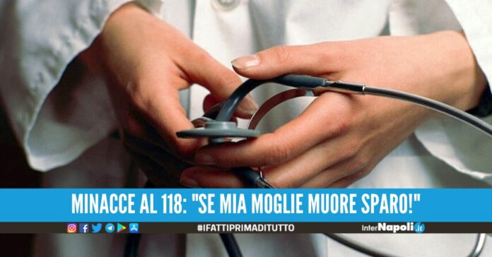 Punta la pistola contro la dottoressa e l'infermiera, paura in casa a Napoli.  Ieri sera gli agenti del Commissariato San Carlo Arena