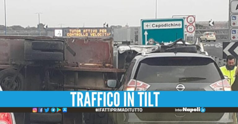 Tremendo incidente sulla Tangenziale, camion si ribalta all'uscita