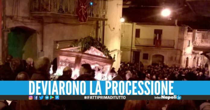 Processione con 'inchino' davanti la casa del boss, condannate 39 persone