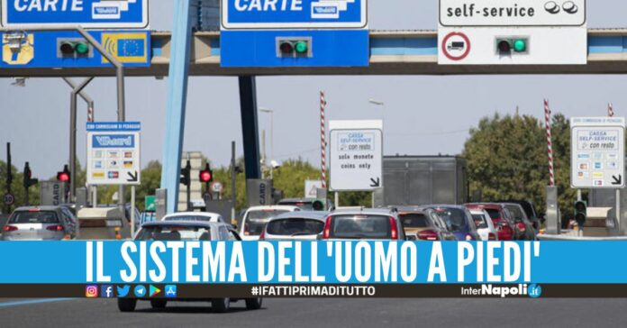 Tappava le casse della Tangenziale con calzini e carta per incassare i soldi