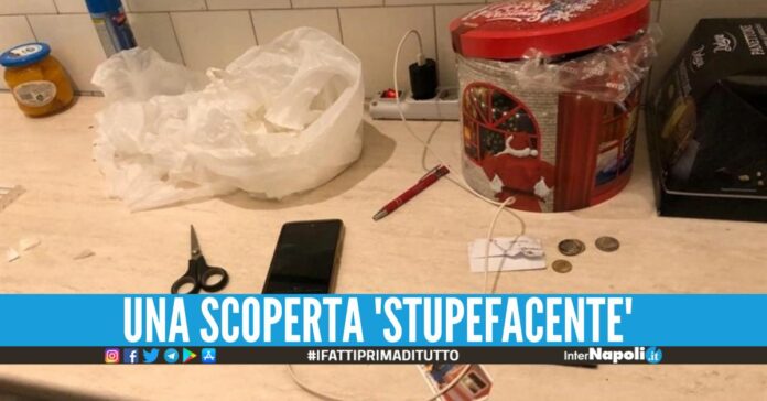 Nasconde 200 grammi di cocaina tra i panettoni, beccato per i 'clienti' in doppia fila