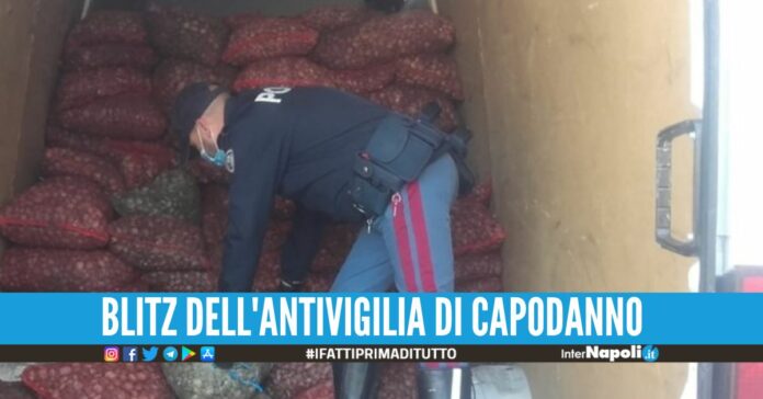 Sequestrati 200 kg di vongole, dolci e frutta secca nel mercato della Pignasecca