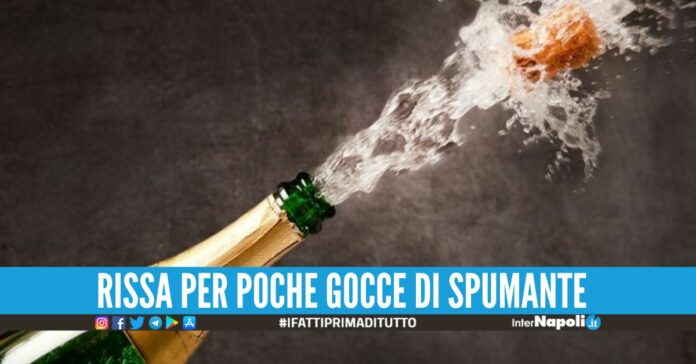 Bagna due vicini di tavolo con un bottiglia di spumante, volano le coltellate nel locale. Questa l'assurda vicenda accaduta nel corso
