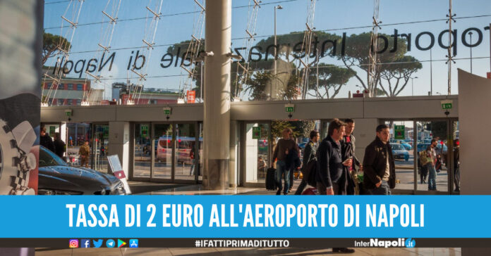 Due euro in più per imbarcarsi dall'aeroporto di Napoli, scoppia la polemica