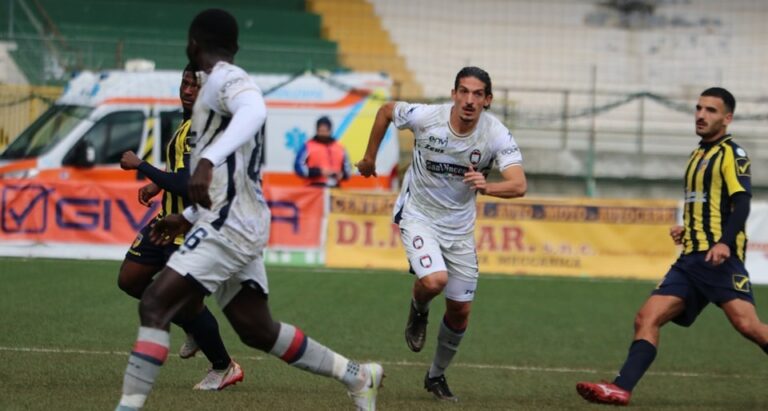 Giugliano-Crotone 2-3. Un arbitraggio scandaloso condanna il Giugliano alla sconfitta