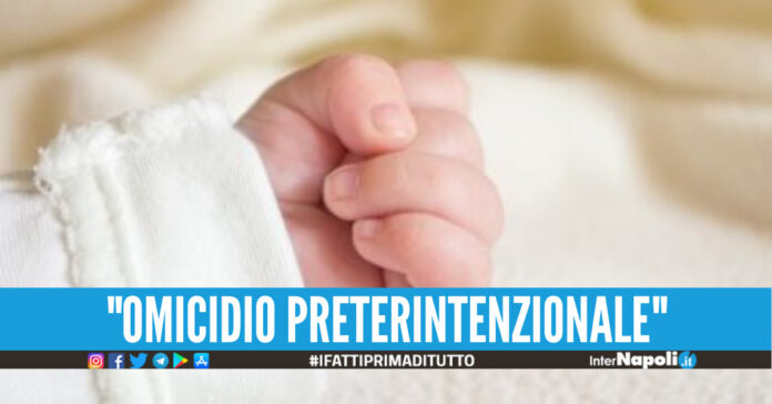 Mano neonato, foto di repertorio