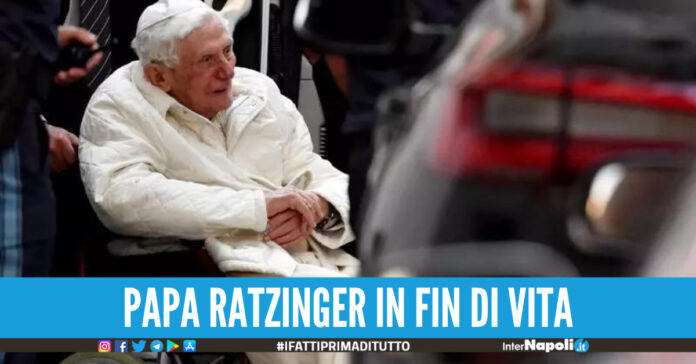 Decrepito, senza voce e sulla sedia a rotelle: qual è la malattia del Papa emerito Benedetto XVI