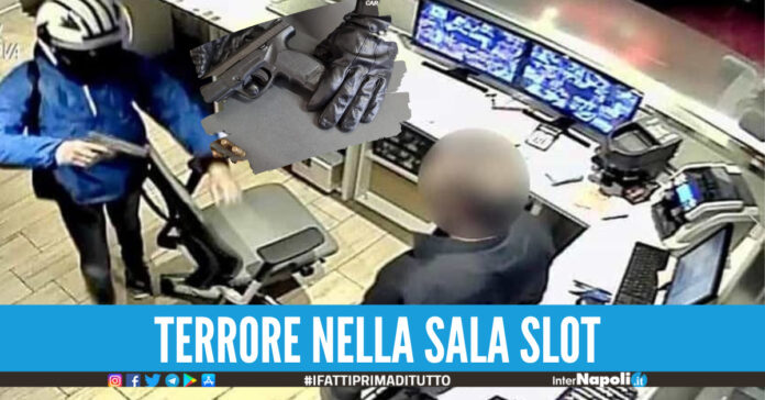 Rapina sala slot nel Napoletano, poi affida la pistola al figlio 14enne: arrestati entrambi