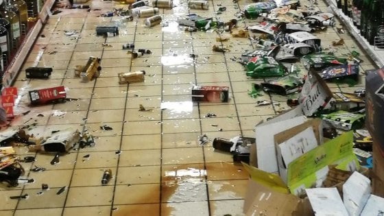 Trema lampadario e merce distrutta nei supermarket, le immagini da brividi del terremoto in Calabria