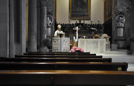 Matrimoni e funerali, si pensa alla fase 2: in chiesa solo i parenti stretti