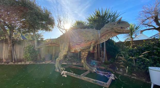 Compra online un dinosauro al figlio, a casa arriva una statua a grandezza naturale