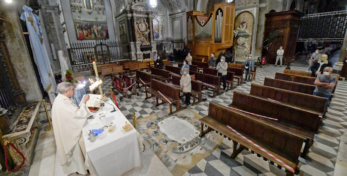Si torna in chiesa dopo il lockdown, le nuove indicazioni per le Messe: pochi fedeli e posti segnati