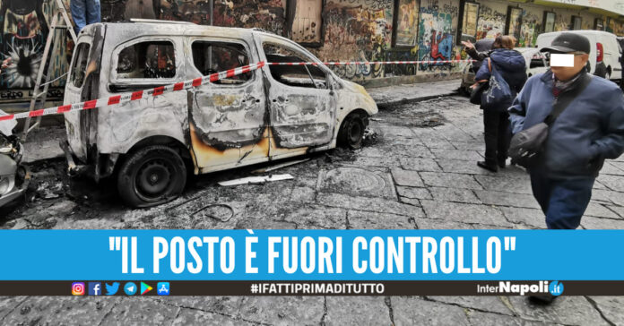 Auto in fiamme al centro storico