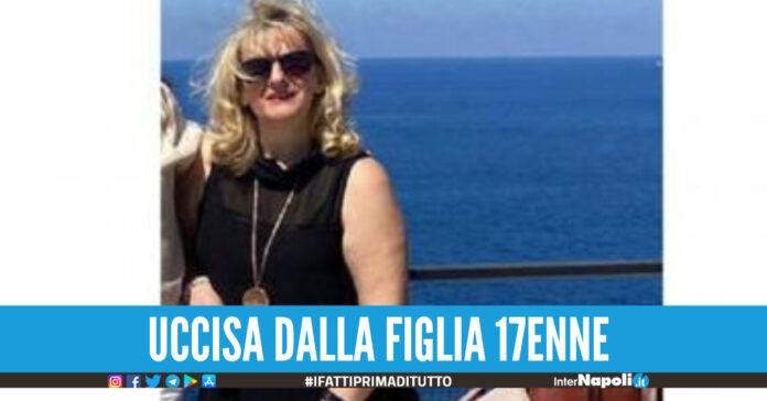 Strangola la madre poi la accoltella, 17enne ha confessa l'orrendo delitto