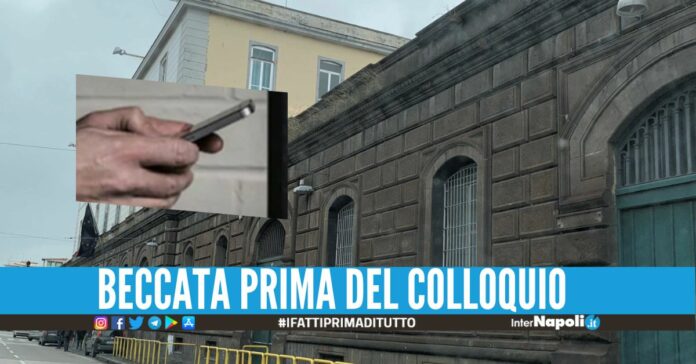 Voleva dare 5 telefonini al compagno detenuto, bloccata a Poggioreale