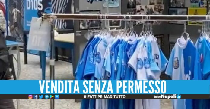 Blitz al murales di Maradona: sequestrate maglie e sciarpe 'pezzotte'
