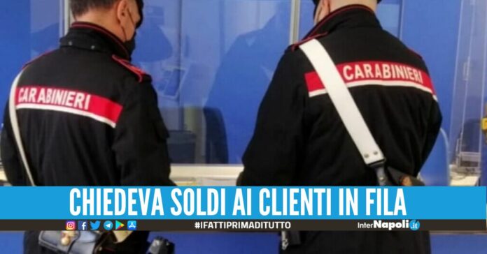 Caos in posta a Napoli, litiga con la direttrice e distrugge il distributore di ticket