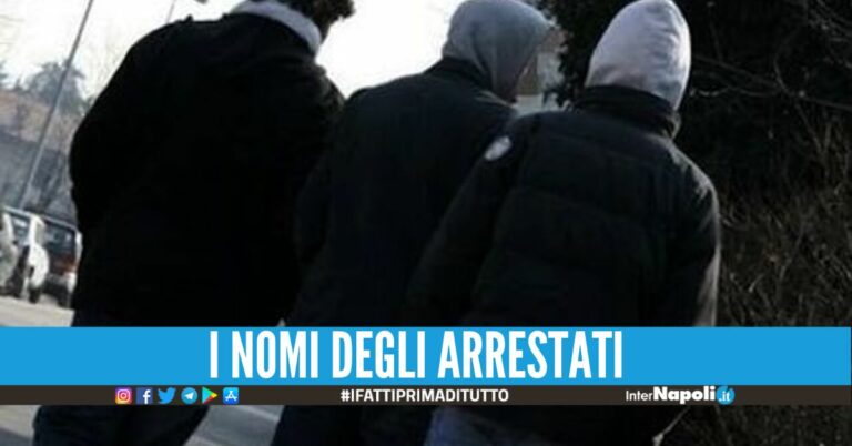 Massacrano un 21enne in strada, catturati 2 ventenni a Napoli