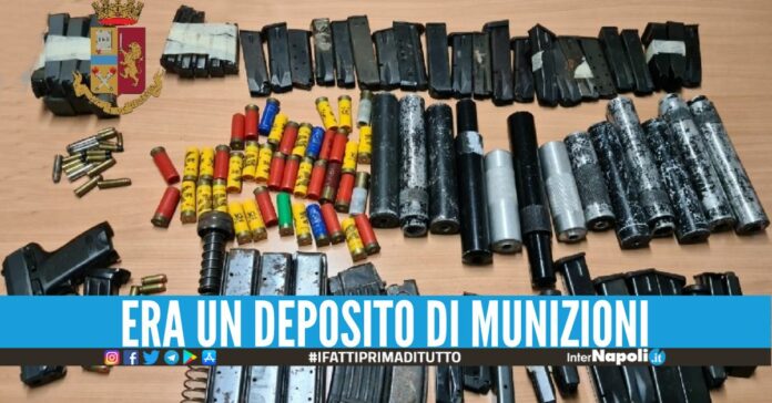 Pistole e l'incasso di una rapina scoperti ad Acerra, blitz in camera letto