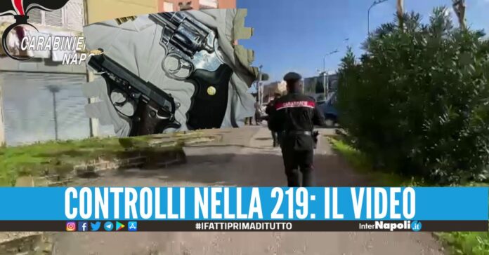 Pistole, munizioni e droga scovate nelle palazzine: blitz a Pomigliano