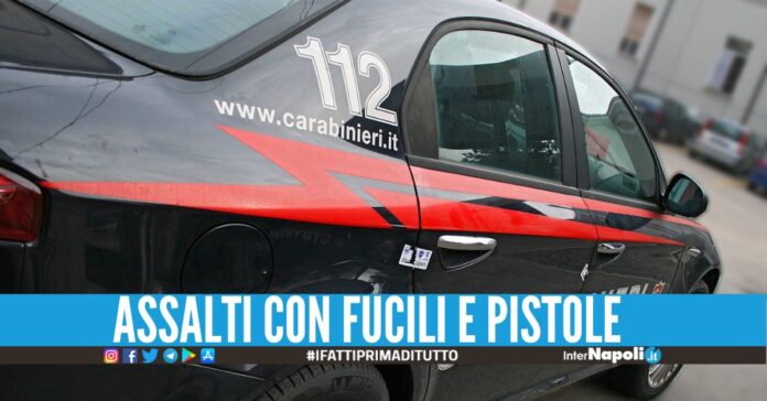Raid armati nei bar di Giugliano e Casandrino, caccia alla banda di rapinatori