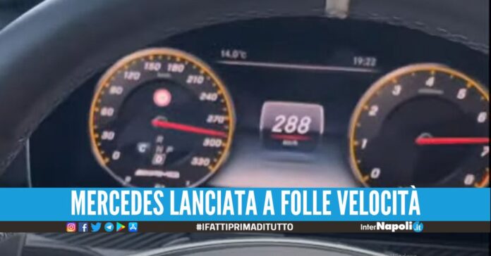 Sfreccia a 300 all'ora in autostrada e posta il video su Instagram