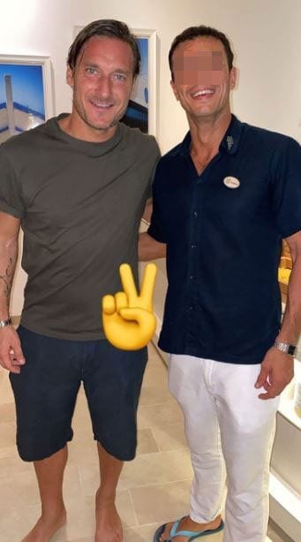 Totti in vacanza si rifiuta di fare la foto con un fan: la reazione dell’ex calciatore e di Ilary Blasi