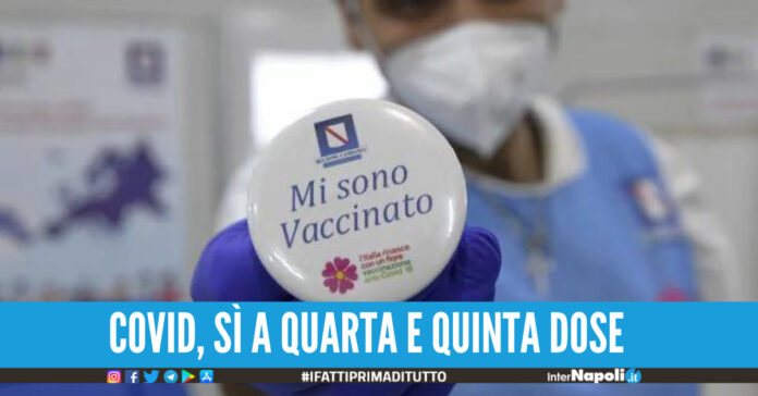 Il Covid torna ad alzare la testa, si accelera sui vaccini: verso l'ok anche alla quinta dose contro le varianti