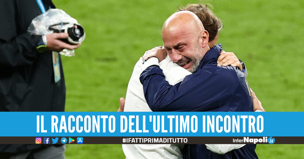 L'abbraccio tra Gianluca Vialli e Roberto Mancini