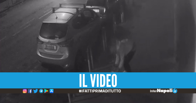 Napoli, escrementi lanciati contro un negozio: incivile ripreso dalle telecamere