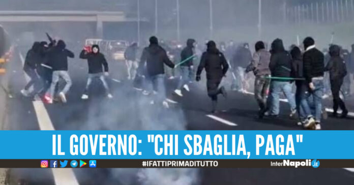 Scontri tra tifosi di Roma e Napoli