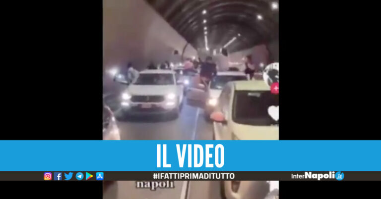 Traffico paralizzato sotto la Galleria a Napoli, giovani scendono dalle auto e ballano in strada