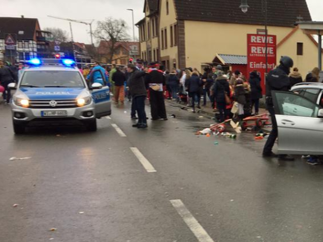 Germania, auto si lancia sulla folla durante la festa di Carnevale: «Travolti tanti bambini»