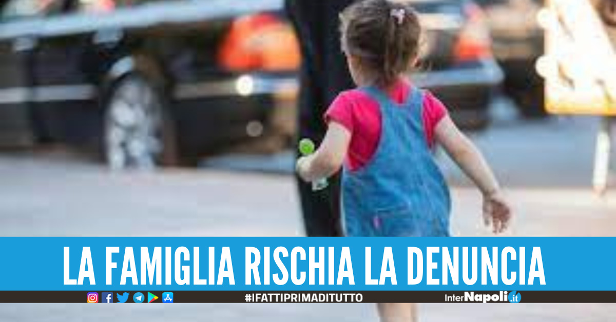 Bimba di 4 anni lasciata sola in casa, trovata in pigiama in strada ...