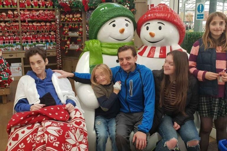 Samantha malata di cancro a 35 anni, le restano pochi giorni di vita: la famiglia festeggia Natale in anticipo