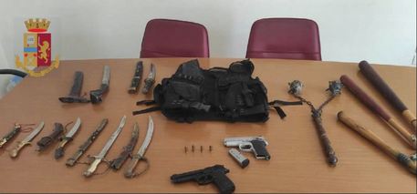 Pistole, spade, mazze da baseball chiodate e machete in casa: arrestato 18enne a Napoli