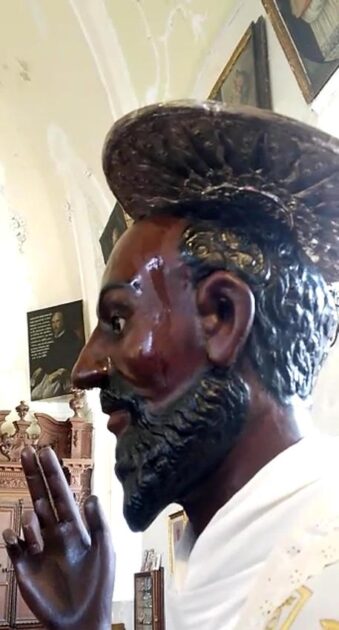 “Il santo suda”, in chiesa si grida al miracolo: la Curia apre un’inchiesta