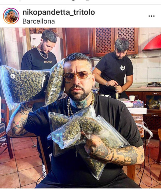Niko Pandetta nella bufera, sui social una foto del neomelodico a Barcellona carico di marijuana